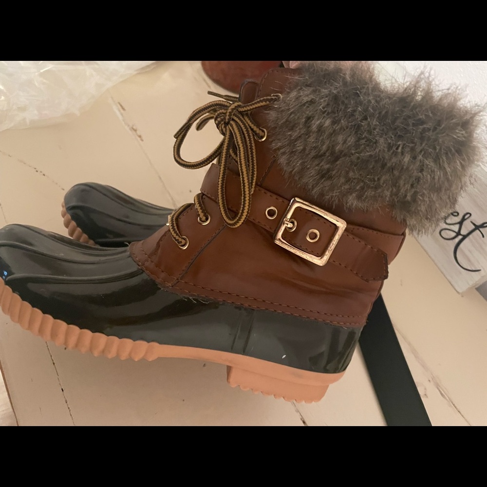 Cute duck boots size 7.5